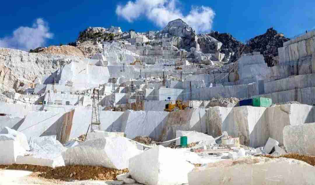 Alpi Apuane, le montagne che scompaiono per cavare marmo