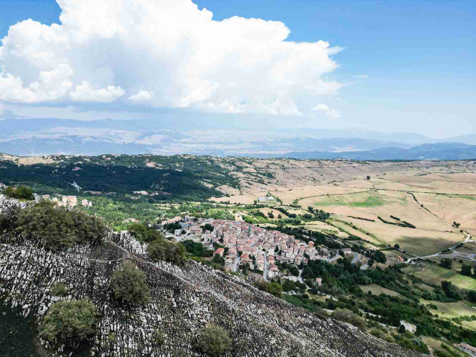 Rocca di Cambio vista dal Monte Cagno dopo l’incendio